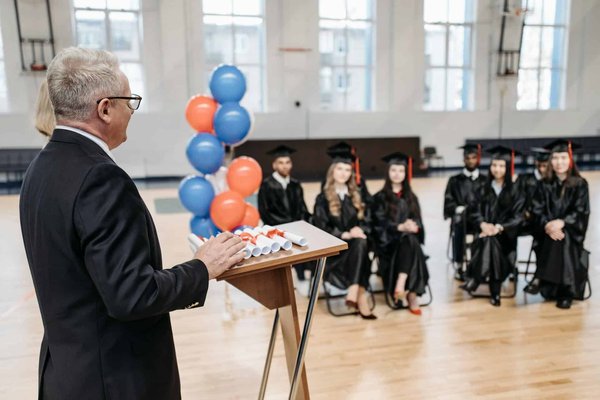 Comment créer une formation en gestion de crise pour les directeurs d'école?